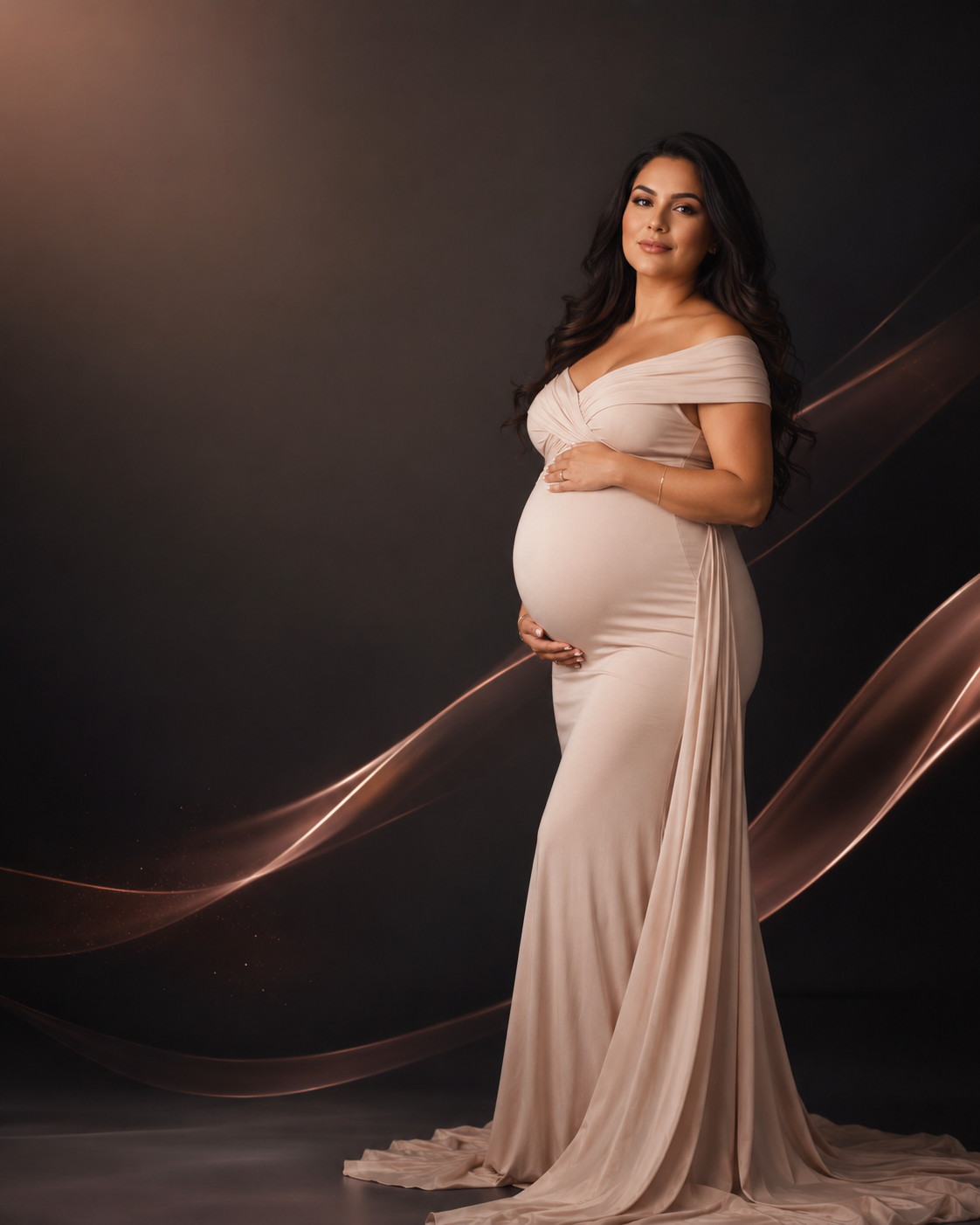 Embarazada con vestido elegante